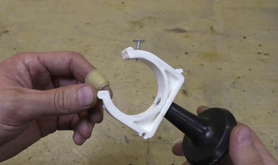 Приспособление для обрезки пластиковых труб и одновременного снятия фаски с кромки